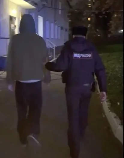 17-летний житель Екатеринбурга обвиняется в диверсии и поджоге на заправке; следствие просит суд отправить его под стражу. В ночь на 15 октября был задержан ещё один несовершеннолетний за попытку поджога полицейских машин, а аналогичные эпизоды зафиксированы в Подмосковье.