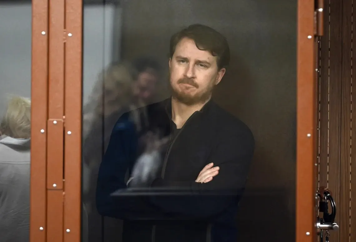 Алексей Копайгородский признан виновным в крупных взятках, растрате и легализации преступных доходов; суд вынес ему 15 лет колонии строгого режима, жене — 9 лет.