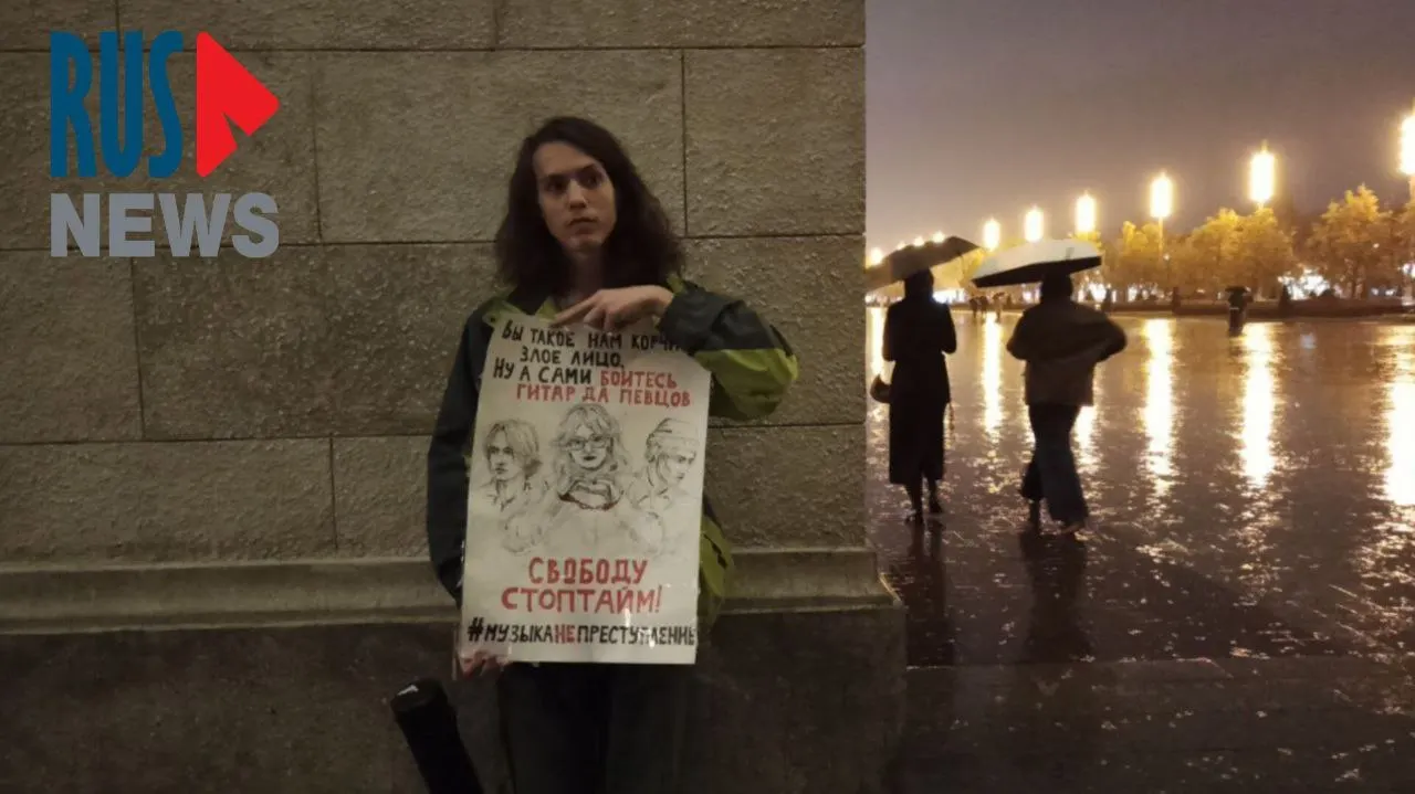 В Москве задержали активиста у Соловецкого камня; задержание произошло примерно 20 минут назад; ранее он выходил на одиночные пикеты в поддержку группы «Стоптайм».