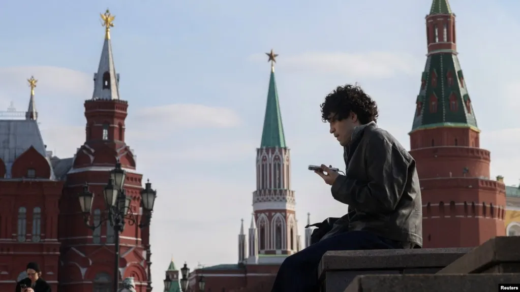 Законопроект предусматривает идентификацию несовершеннолетних пользователей и сокращение их времени онлайн; приводятся примеры мер в других странах.