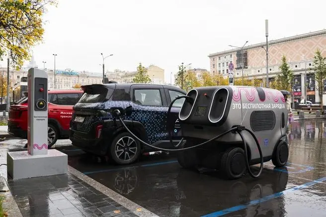 В столице начались испытания первой мобильной роботизированной станции для зарядки электромобилей. Устройство легко подключается к электросети, и его демонстрировали во дворе одного дома.