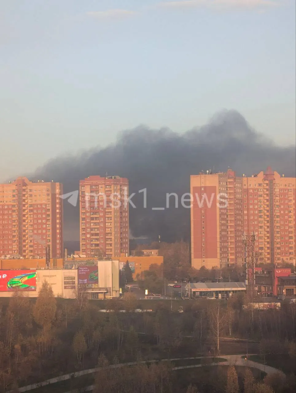 Пожар произошёл в Путилково, Подмосковье: горит жилой дом в частном секторе. Очевидцы сообщают о возгорании.