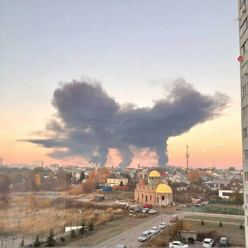 Пожар на НПЗ в Самарской области и задержанные в Москве авиарейсы после ночных атак беспилотников.