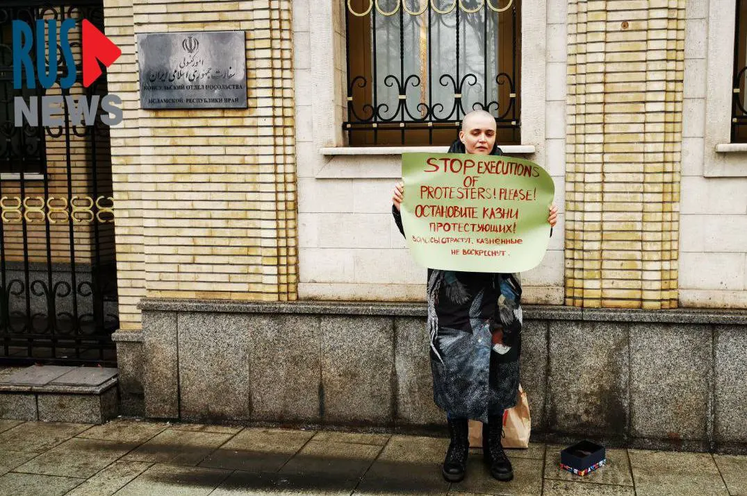 Активистке Анне Сайфутдиновой вынесли штраф 54 тысячи рублей за пацифистский плакат и неповиновение полиции; дело связано с акцией на Пушкинской площади 27 октября. Ранее её неоднократно задерживали за пикеты в Москве и Екатеринбурге.