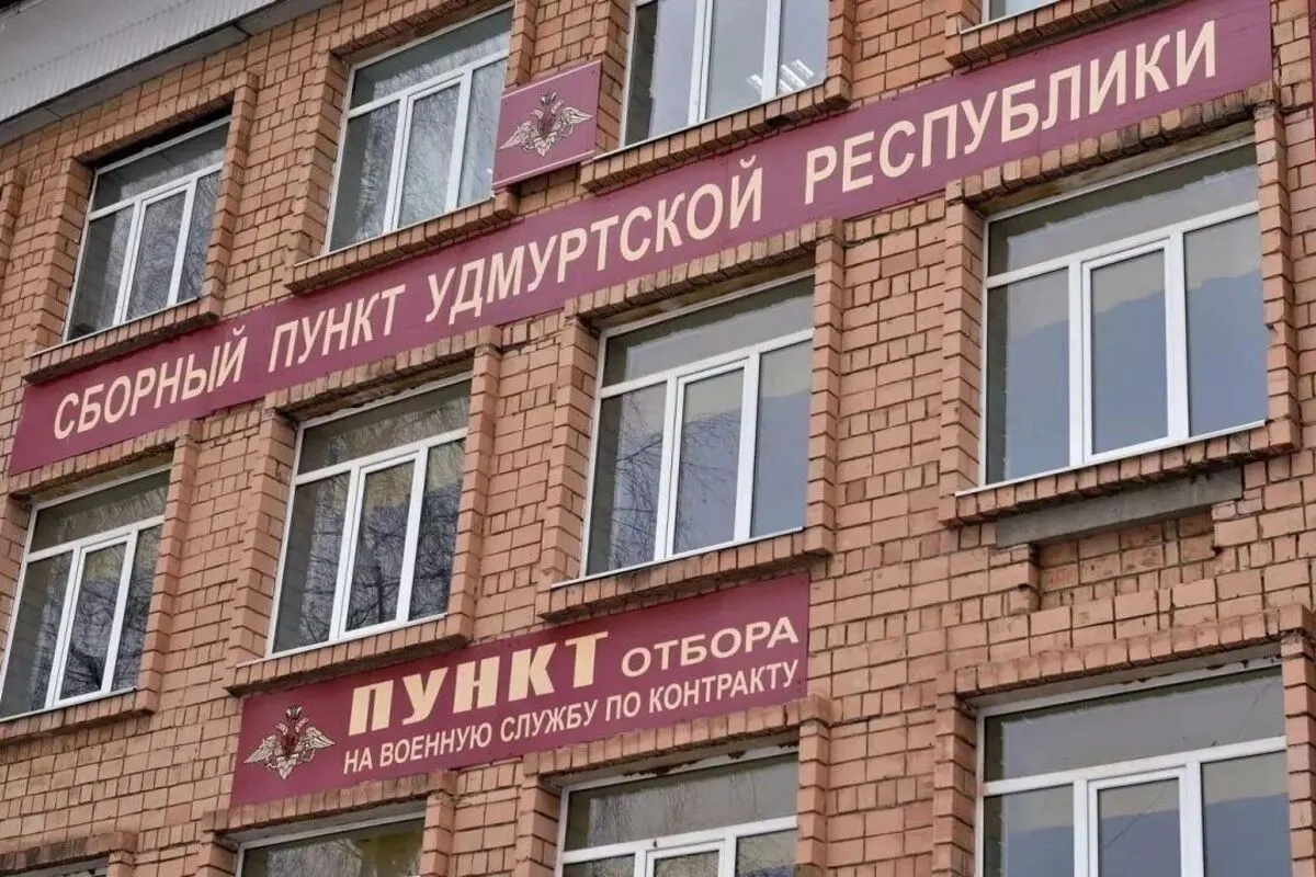 Правозащитники сообщают о систематическом принуждении мужчин к подписанию контракта на службу в Минобороны в ряде регионов, включая Москву и регионы Сибири. Жертвы описывают задержания и вывозы в военкоматы.