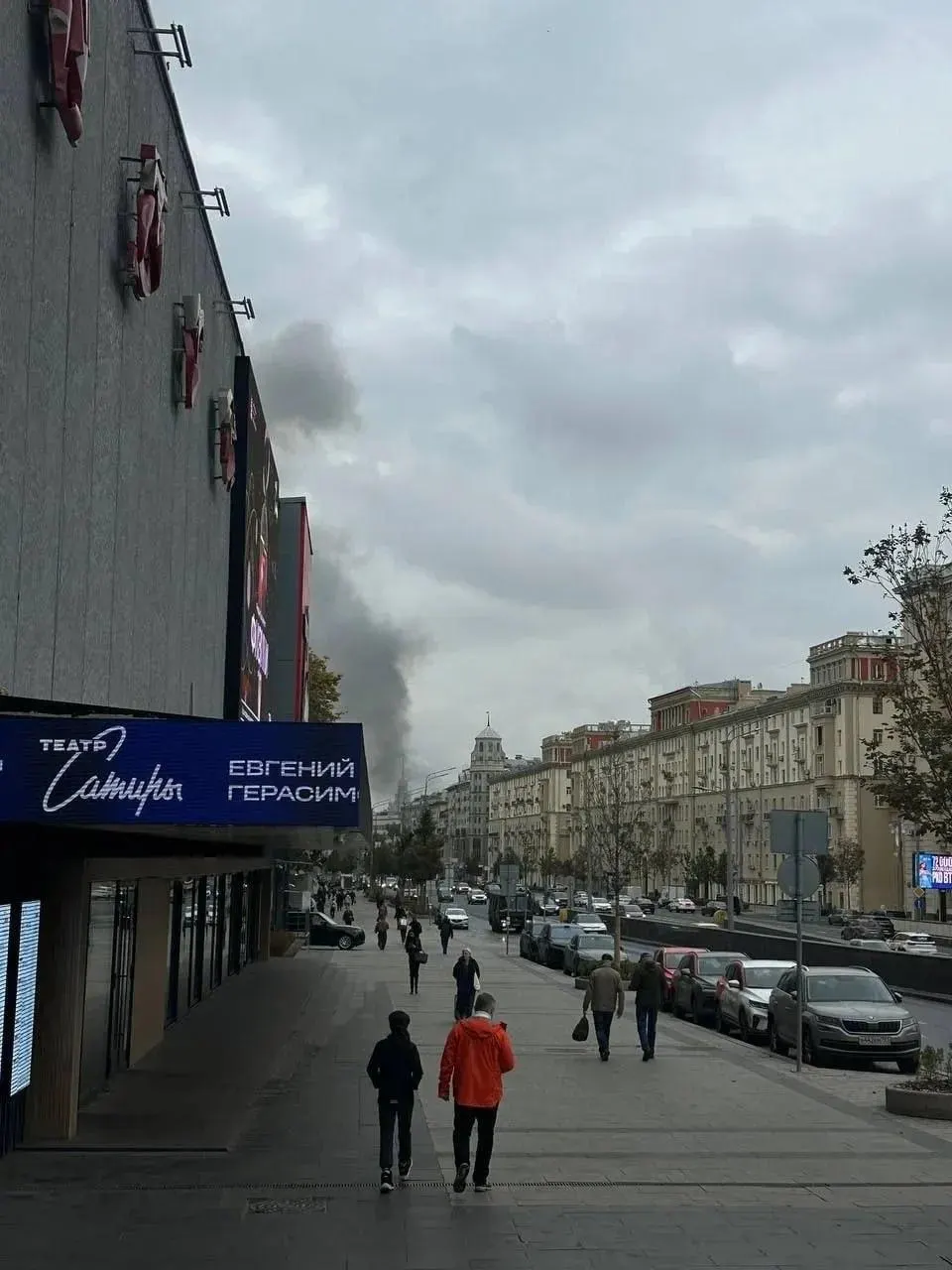 Пожар на крыше административного здания возле станции Баррикадная потушен до приезда пожарных.
