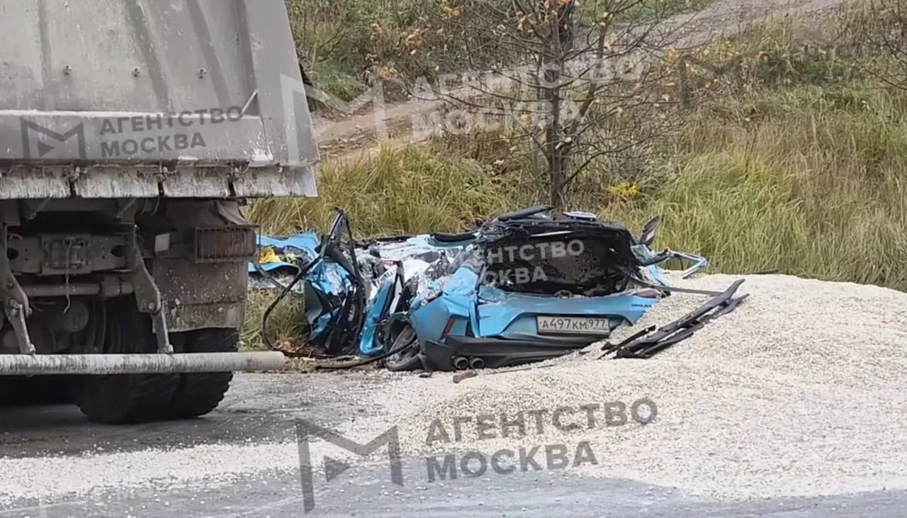В Домодедово самосвал опрокинулся на легковую машину; погибли женщина 33 лет и её 6-летний сын. По данным прокуратуры, водитель грузовика не соблюдал дистанцию.