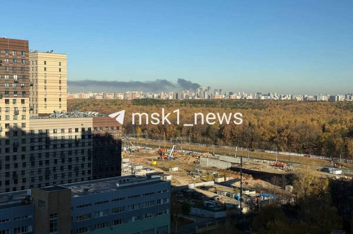 На Лианозовском проезде загорелся автосервис. Дым виден из соседних районов.