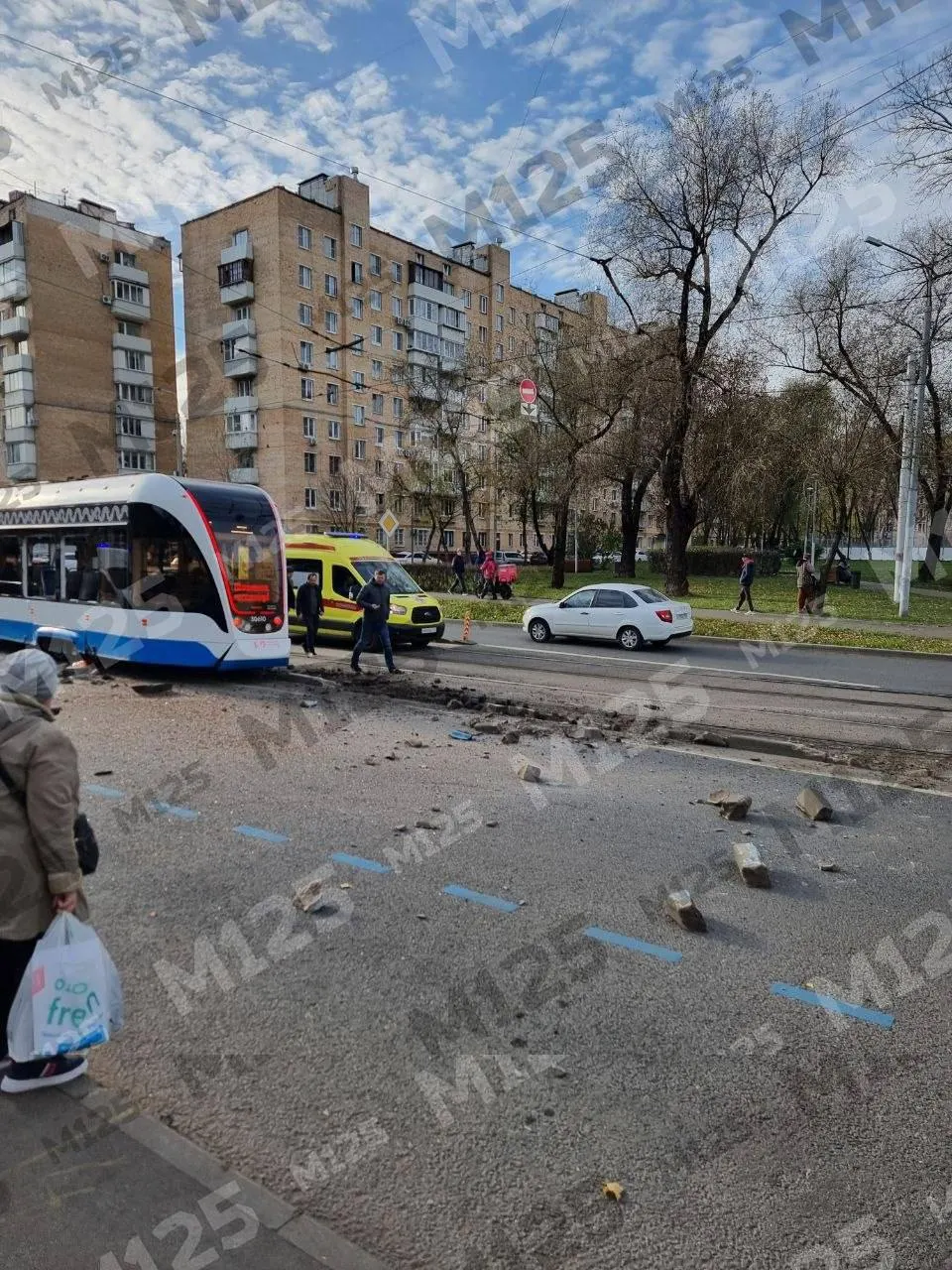 Из‑за ДТП на путях на ул. Костякова задержаны трамваи №27 и №29; маршруты временно изменены. Пострадавшая пассажирка доставлена в Боткинскую больницу в тяжелом состоянии.