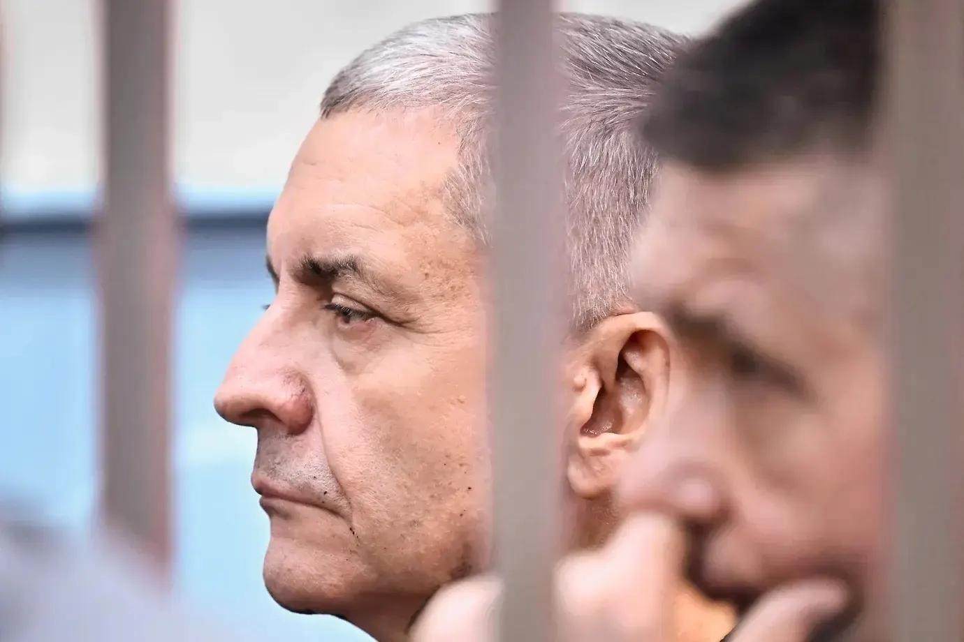 Бывший руководитель участвовал в деле о завышении цены оборудования для космического комплекса; после диагноза рака IV стадии он был освобожден и госпитализирован.