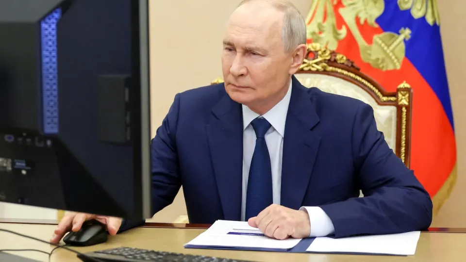 Президент России заявил о необходимости госрегуляции соцсетей и защиты несовершеннолетних; обсуждается законопроект об идентификации детей и ограничении онлайн‑времени.