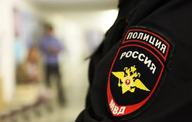 19-летнюю москвичку задержали из‑за значка. Силовики отбирали вещи, удерживали её в отделе и угрожали протоколами по статьям о демонстрации нацистской атрибутики и дискредитации армии. Повод — аудиозапись группы, прослушанная в наушниках.
